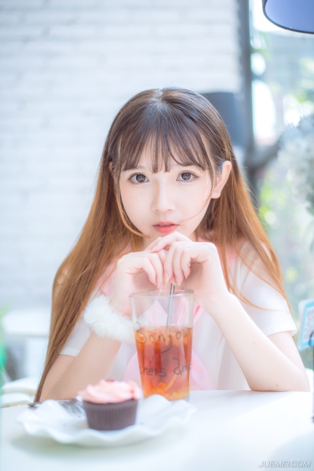 “二哥。”就在此时，门外进来一名风尘仆仆的汉子，一身百姓打扮，若非双目间目光有些慑人，乍一看去，与普通百姓无异，见到诸葛亮，躬身一拜。